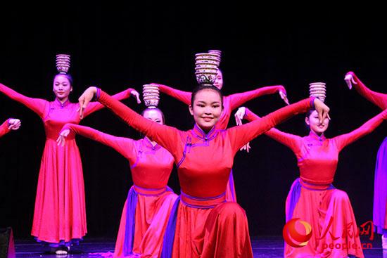 內(nèi)蒙古藝術(shù)學(xué)院舞蹈演員表演的群舞《祝福》拉開了“草原之聲”演出的帷幕。