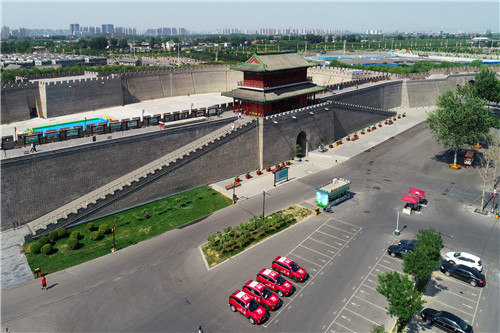 ”沿習(xí)之路“采訪車隊(duì)在正定縣古城南門下的免費(fèi)停車場(chǎng)。-河寧 攝(無(wú)人機(jī)航拍)_副本.jpg