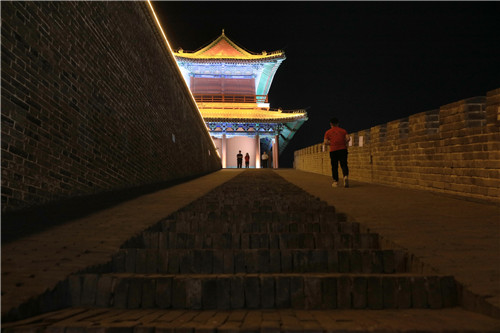 為了保護(hù)文物，消減火災(zāi)隱患，正定縣的旅游點(diǎn)，參觀者必須接受禁帶火種檢查。-河寧 攝.jpg